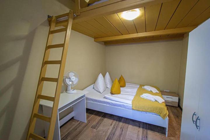 Cozy Homestay At Prague Main Station Praga Exterior foto