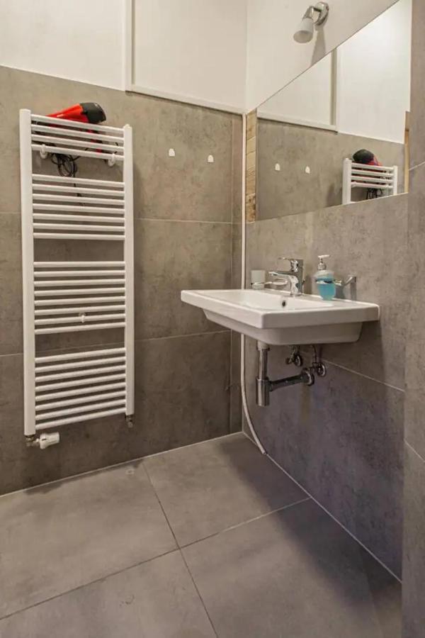 Cozy Homestay At Prague Main Station Praga Exterior foto