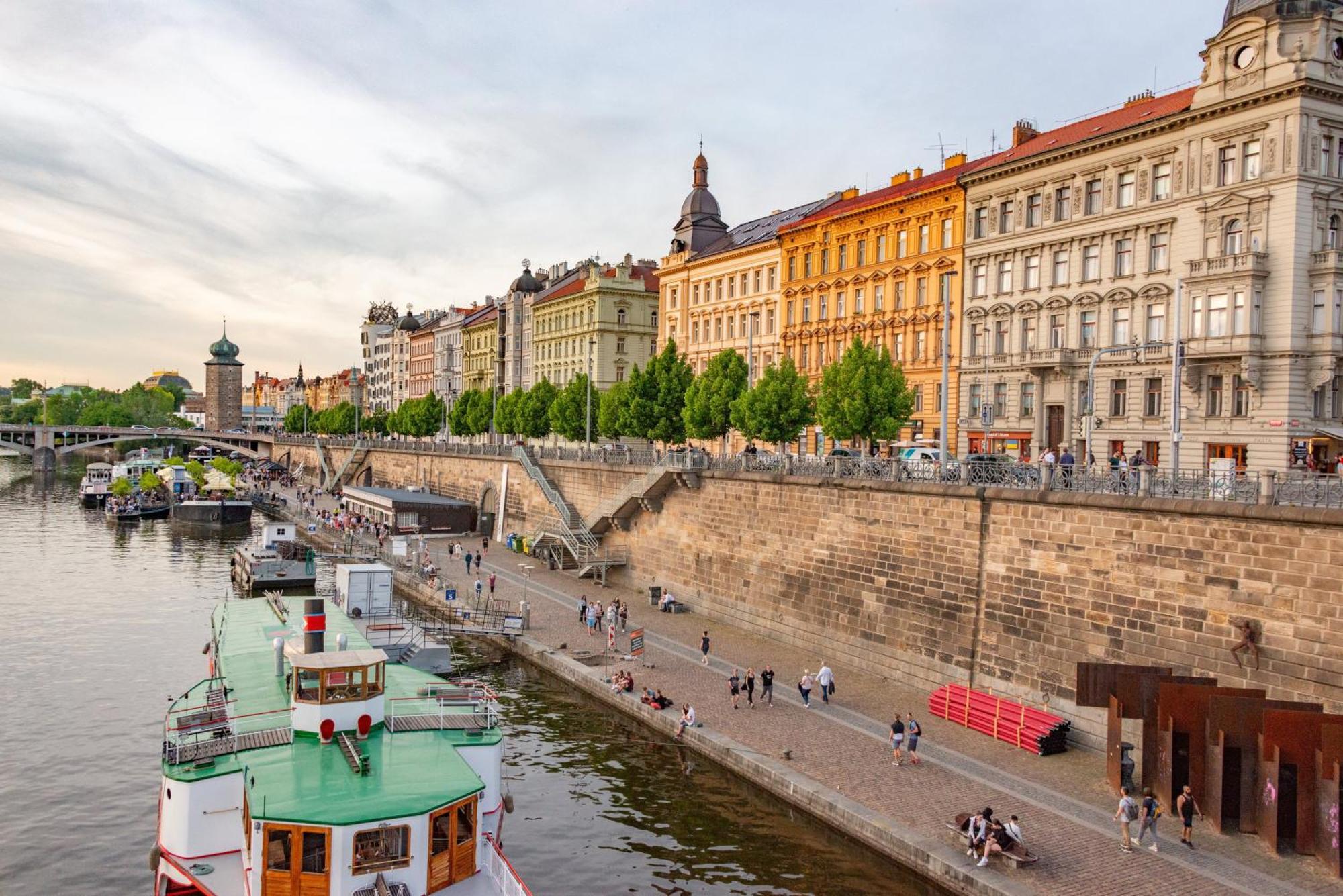 Cozy Homestay At Prague Main Station Praga Exterior foto